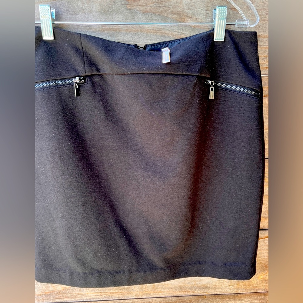 All You’d Want & Nothing More!  LAUNDRY by SHELLI SEGAL Clean-Lined Black Skirt